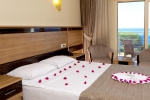 Кровать или кровати в номере Gumuldur Resort