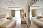 Двухъярусная кровать или двухъярусные кровати в номере Hotel Flower & SPA