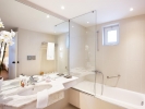 Ванная комната в Grand Leoniki Residence by Grecotel 