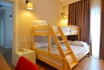 Двухъярусная кровать или двухъярусные кровати в номере Sandy Beach Resort