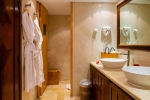 Ванная комната в The Orangers Beach Resort and Bungalows