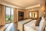 Кровать или кровати в номере Korumar Ephesus Beach & Spa Resort - Ultra All Inclusive