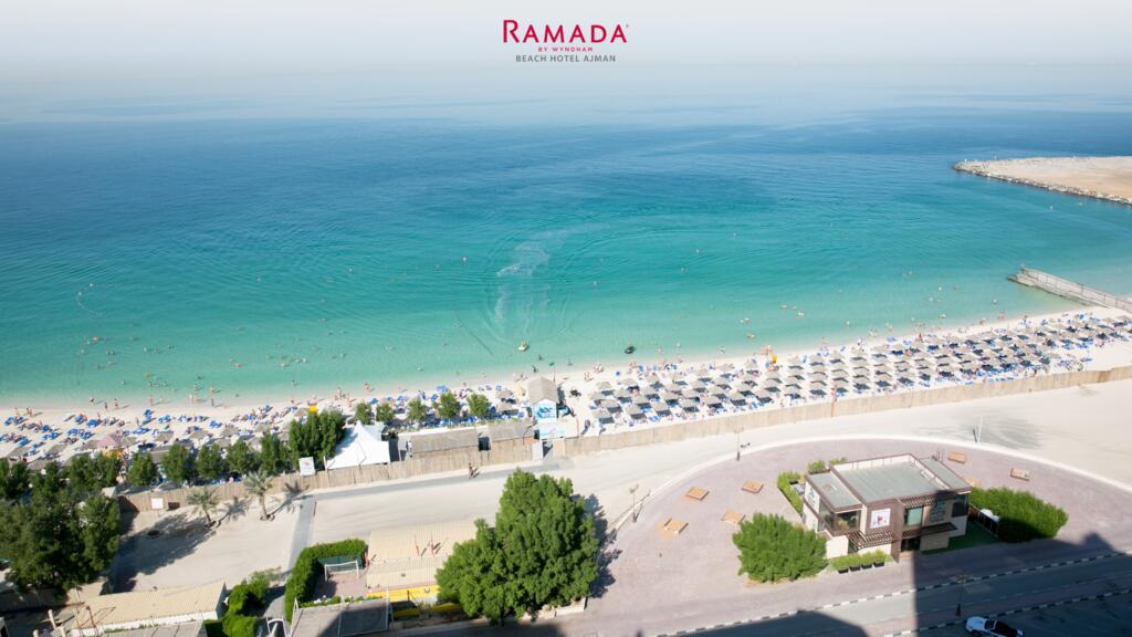 Отель Ramada by Wyndham Beach Hotel Ajman с высоты птичьего полета