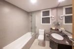 Ванная комната в Ramada by Wyndham Beach Hotel Ajman