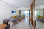 Гостиная зона в Ramada by Wyndham Beach Hotel Ajman