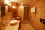 Ванная комната в Goldcity Hotel