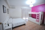 Двухъярусная кровать или двухъярусные кровати в номере Iliria Internacional Hotel
