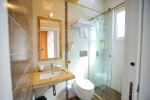 Ванная комната в Iliria Internacional Hotel