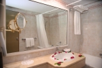 Ванная комната в Hôtel Sol Azur Beach & Congress