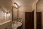 Ванная комната в Tuvana Hotel