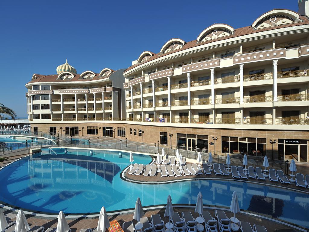 Отель Бассейн в Kirman Belazur Resort&Spa или поблизости