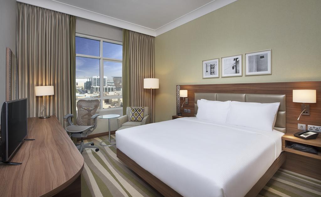 Кровать или кровати в номере Hilton Garden Inn Dubai Al Muraqabat - Deira