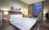 Кровать или кровати в номере Hilton Garden Inn Dubai Al Muraqabat - Deira