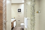 Ванная комната в Hilton Garden Inn Dubai Al Muraqabat - Deira