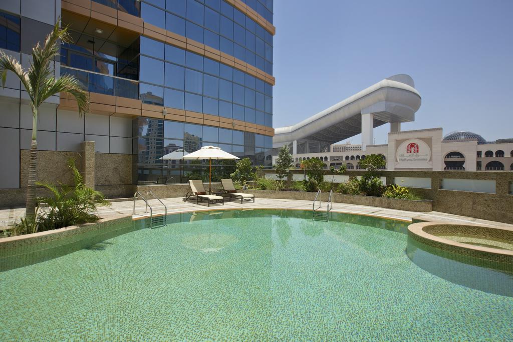 Отель Бассейн в DoubleTree by Hilton Hotel and Residences Dubai – Al Barsha или поблизости 