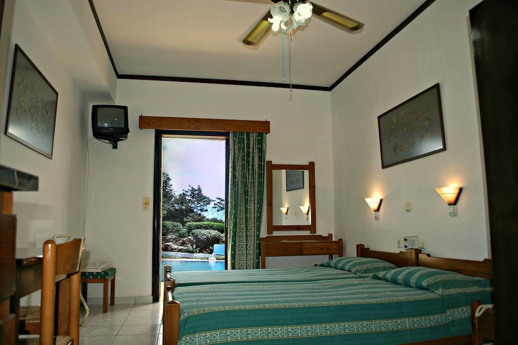 Отель Кровать или кровати в номере Iliostasi Beach Apartments 