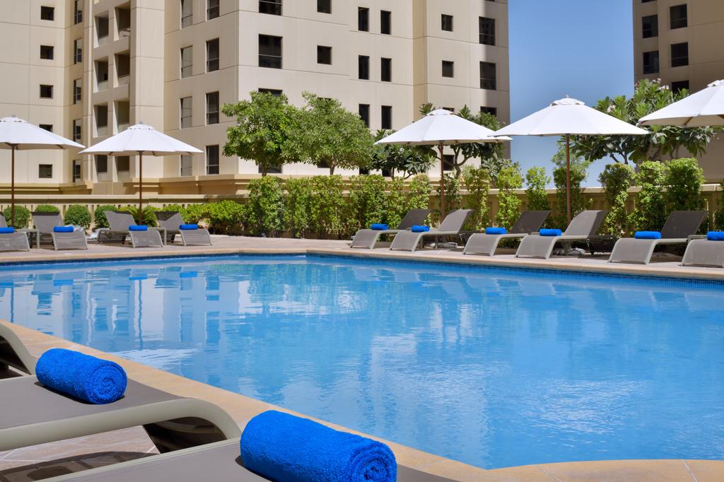 Бассейн в Delta Hotels by Marriott Jumeirah Beach, Dubai или поблизости 