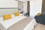 Кровать или кровати в номере Medplaya Hotel Calypso