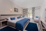 Кровать или кровати в номере El Mouradi Club Selima 