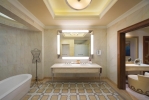 Ванная комната в Waldorf Astoria Ras Al Khaimah