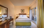 Кровать или кровати в номере Al Hamra Village