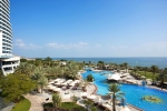 Вид на бассейн в Le Meridien Al Aqah Beach Resort или окрестностях