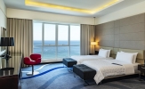 Кровать или кровати в номере Le Meridien Al Aqah Beach Resort