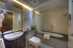 Ванная комната в Marina View Deluxe Hotel Apartment