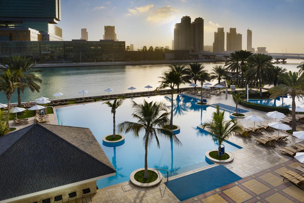 Вид на бассейн в Beach Rotana - Abu Dhabi или окрестностях