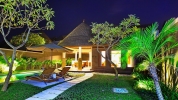 Бассейн в Mutiara Bali Boutique Resort & Villa или поблизости