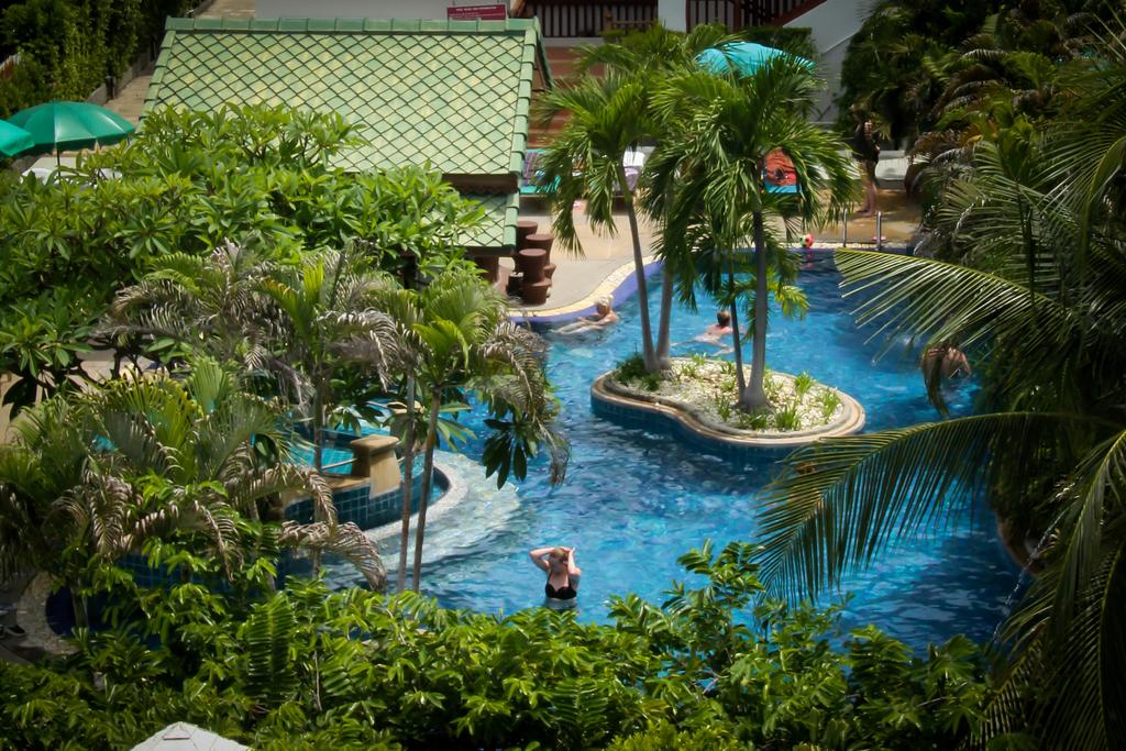 Отель Вид на бассейн в Baan Karonburi Resort или окрестностях