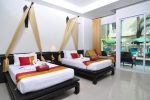 Кровать или кровати в номере Baan Karonburi Resort