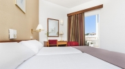 Кровать или кровати в номере Globales Playa Santa Ponsa