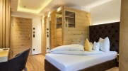 Кровать или кровати в номере Alpvita Piz Tasna