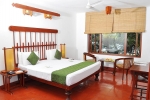 Кровать или кровати в номере Koggala Beach Hotel