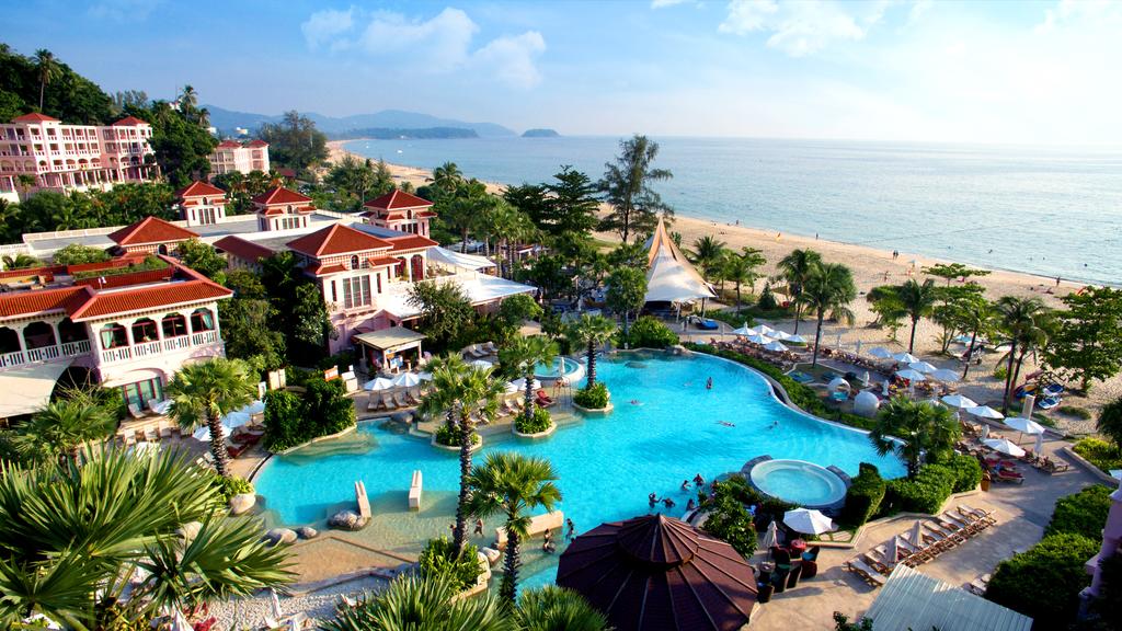 Вид на бассейн в Centara Grand Beach Resort Phuket или окрестностях