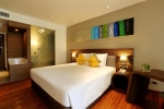 Кровать или кровати в номере Novotel Phuket Karon Beach Resort And Spa