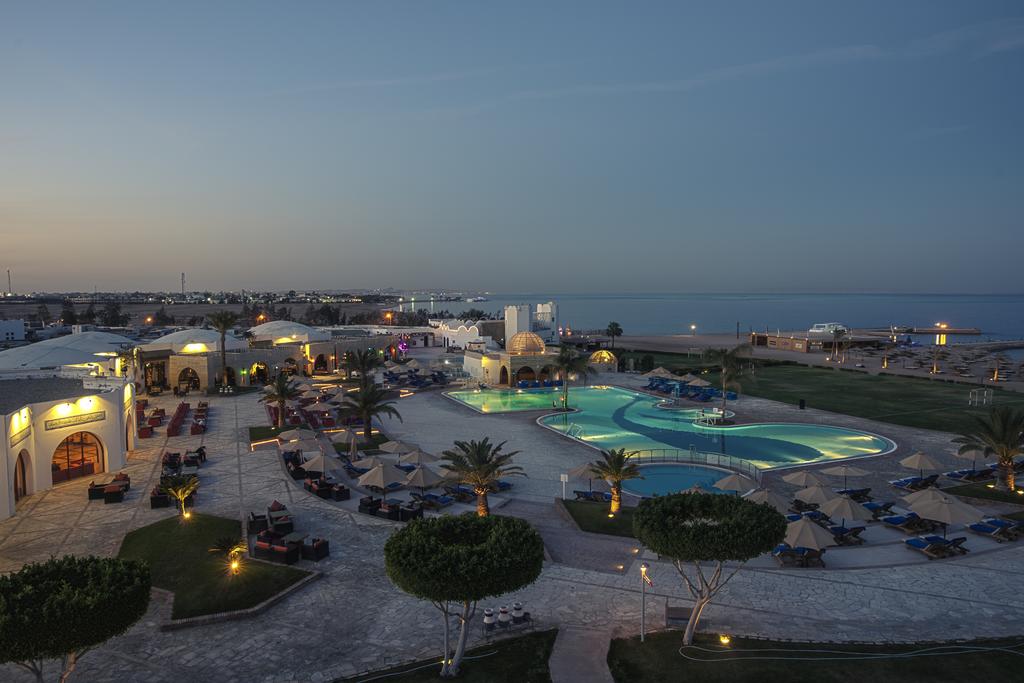 Вид на бассейн в Mercure Hurghada Hotel или окрестностях