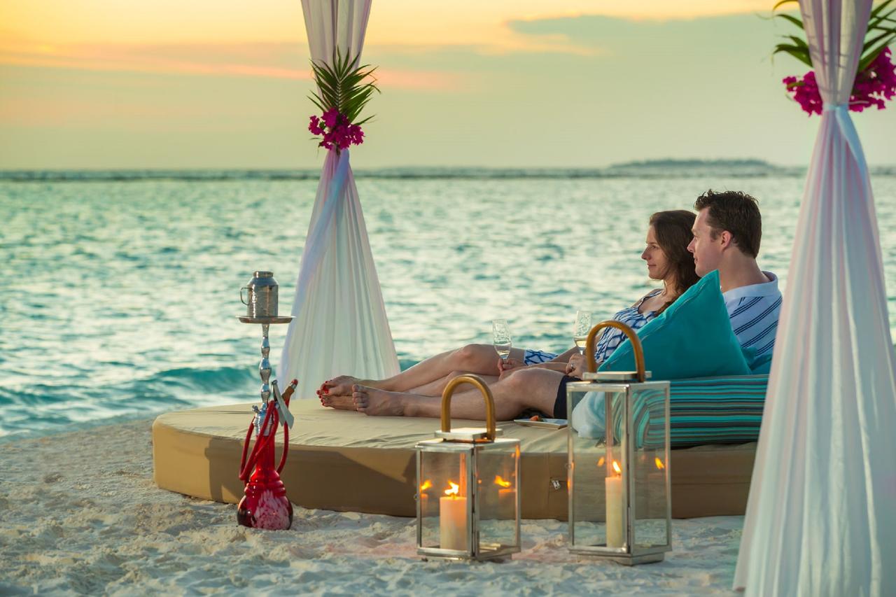 Семейная пара в отпуске. Sun Siyam Iru Fushi Maldives. Фотосессия на Мальдивах. Романтическое путешествие. Романтический ужин на пляже.