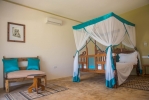 Кровать или кровати в номере Tanzanite Beach Resort