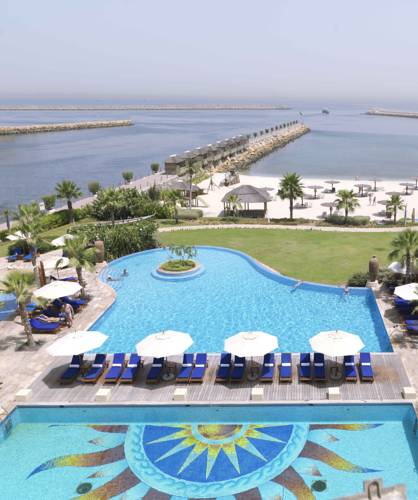 Бассейн в Radisson Blu Resort, Sharjah или поблизости