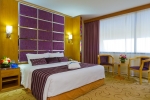 Кровать или кровати в номере Radisson Blu Resort, Sharjah