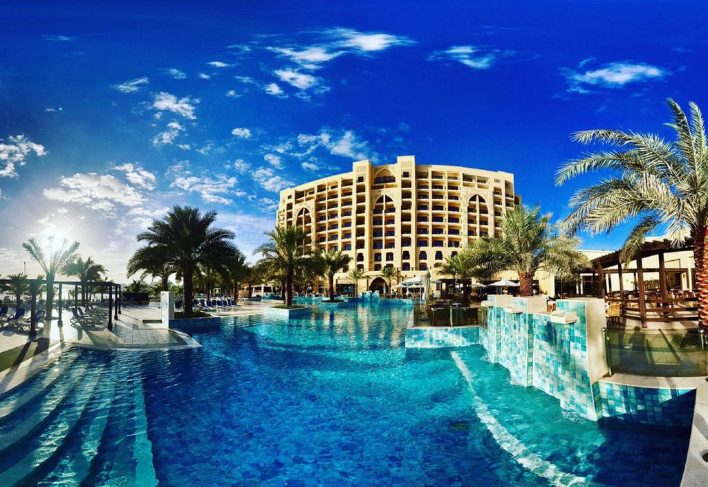 Отель Бассейн в DoubleTree by Hilton Resort & Spa Marjan Island или поблизости
