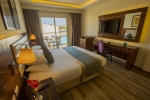 Кровать или кровати в номере Dana Beach Resort (Families and Couples Only)