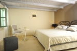 Кровать или кровати в номере Mythos Suites Hotel