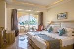 Кровать или кровати в номере Beach Albatros Resort (Families and Couples Only)