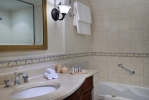 Ванная комната в Renaissance Sharm El Sheikh Golden View Beach Resort