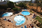 Вид на бассейн в Domina Oasis Hotel & Resort или окрестностях