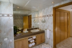Ванная комната в Maritim Jolie Ville Resort & Casino