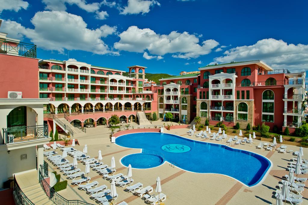 Вид на бассейн в Saint George Palace Hotel или окрестностях
